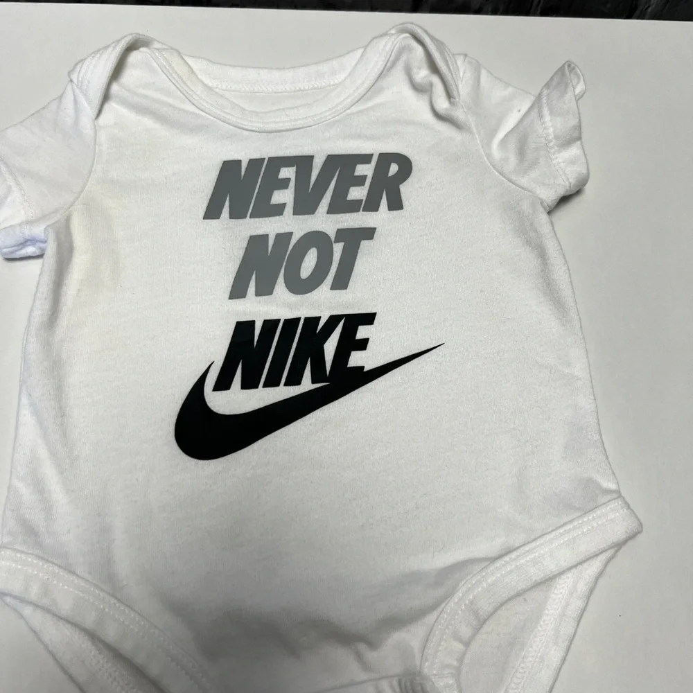 Nike onesie‎